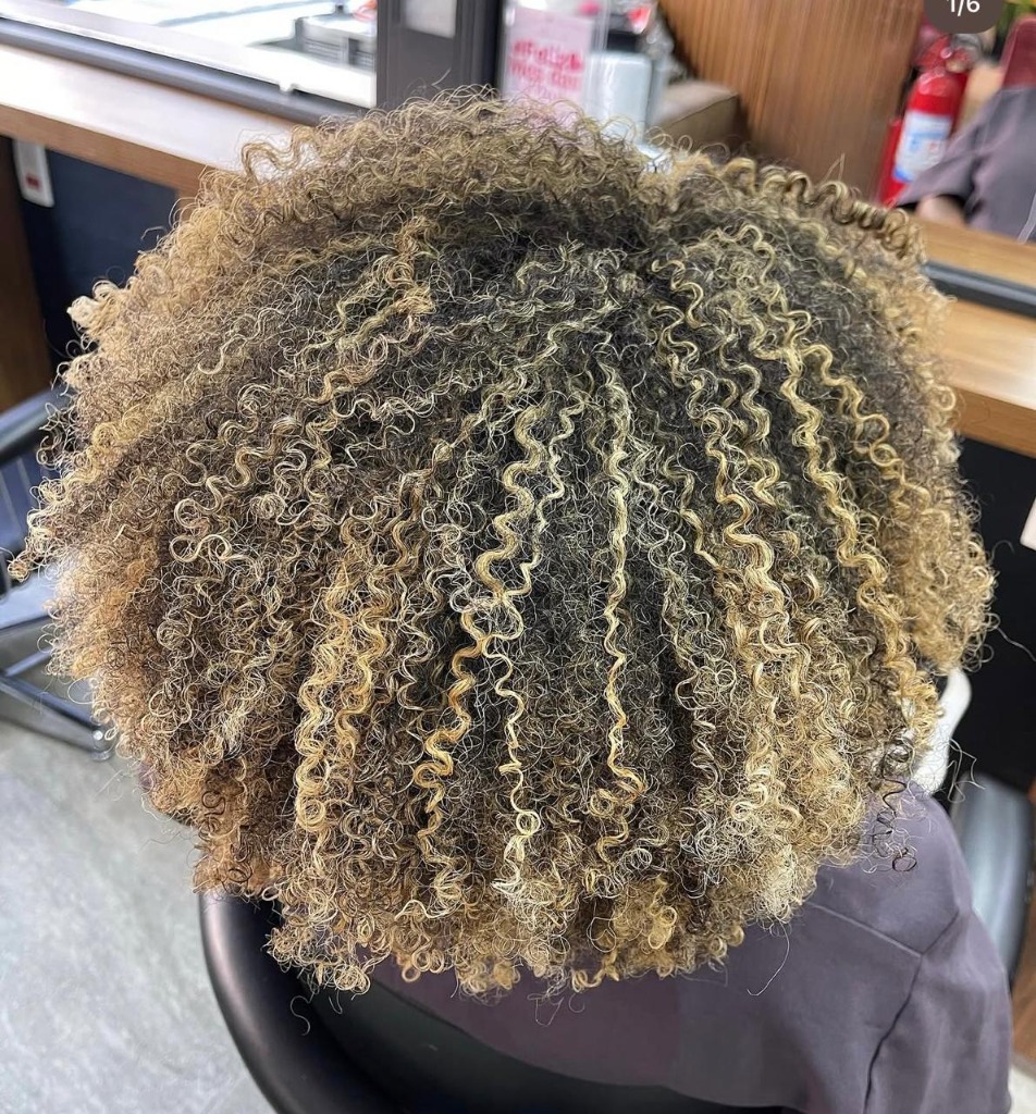 Resultado - Mechas e definição em cachos SOHO Morumbi