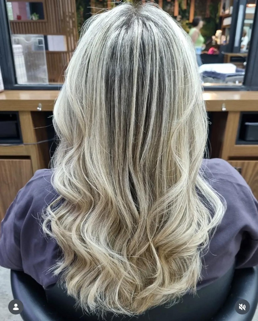 Resultado - Mechas loiras platinadas onduladas SOHO Morumbi